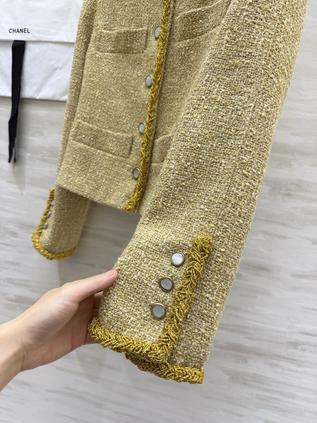 一抹鎏金，演绎小香的优雅格调💛 粗花呢自带斑驳肌理 金色织带滚边勾勒轮廓 温润贝母扣点缀细节 短款利落版型 把复古华贵穿
