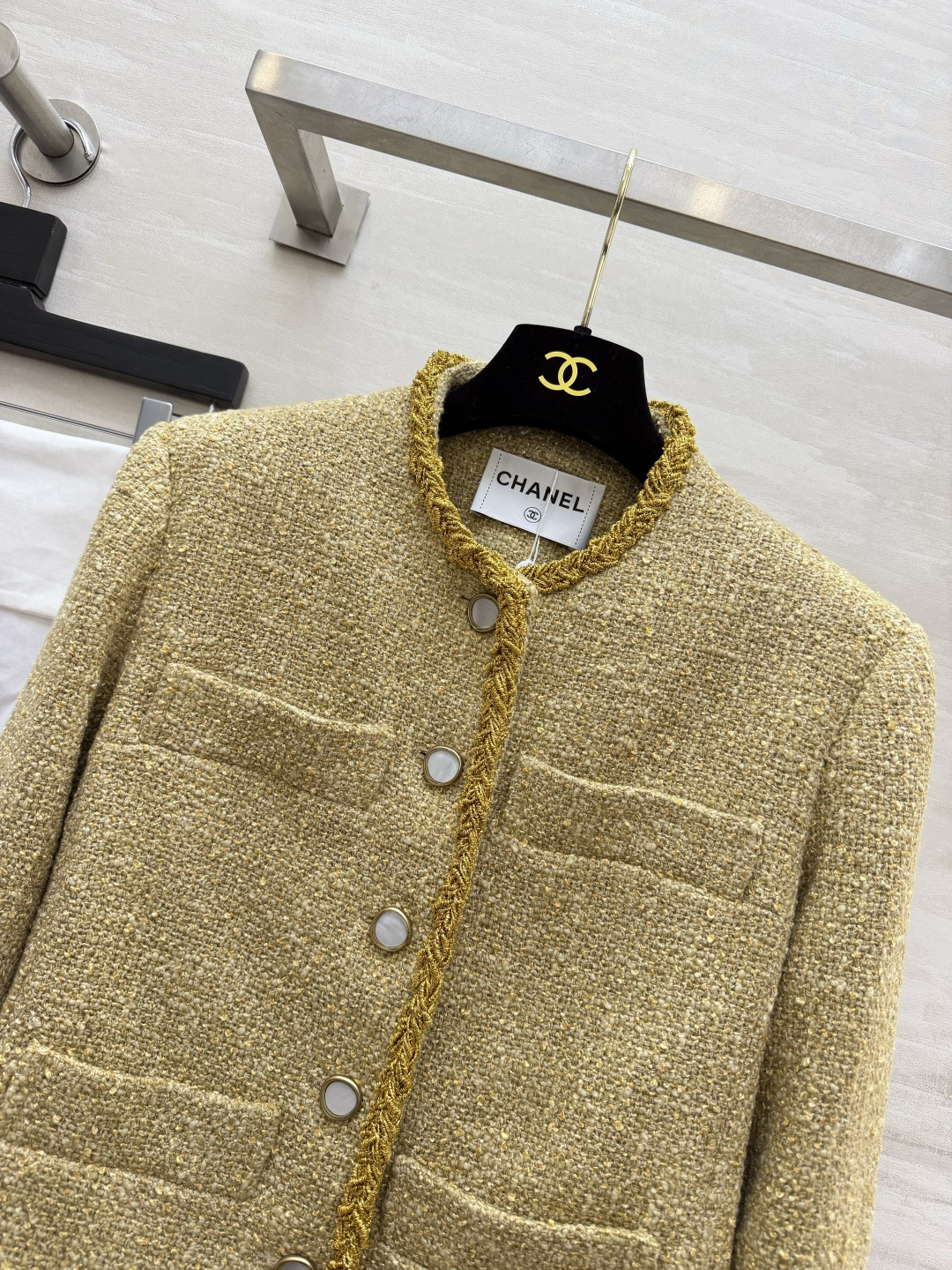 一抹鎏金，演绎小香的优雅格调💛 粗花呢自带斑驳肌理 金色织带滚边勾勒轮廓 温润贝母扣点缀细节 短款利落版型 把复古华贵穿