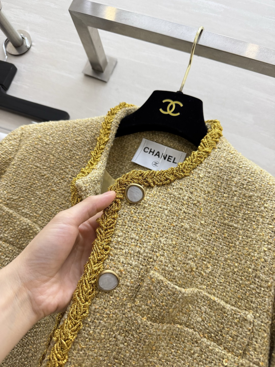 一抹鎏金，演绎小香的优雅格调💛 粗花呢自带斑驳肌理 金色织带滚边勾勒轮廓 温润贝母扣点缀细节 短款利落版型 把复古华贵穿
