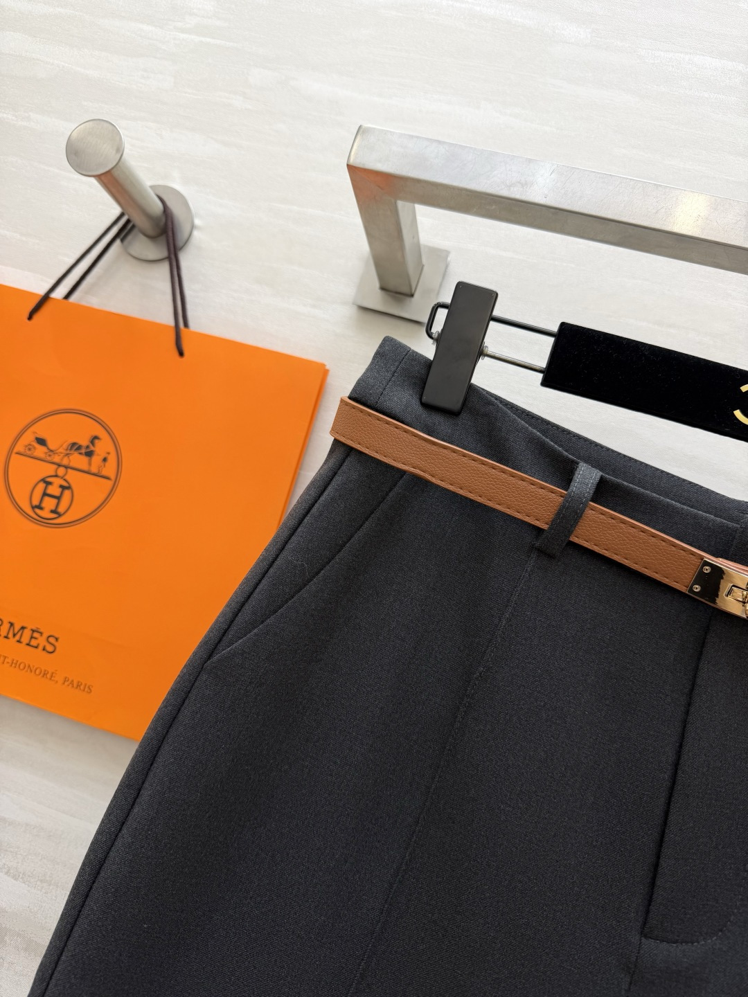 🤎Herme♡²⁶气质九分直筒西裤｜两色可选 深灰｜黑色✨附赠焦糖金属扣细腰带 裤身中缝压筋 修饰腿型 垂感抗皱西装面料