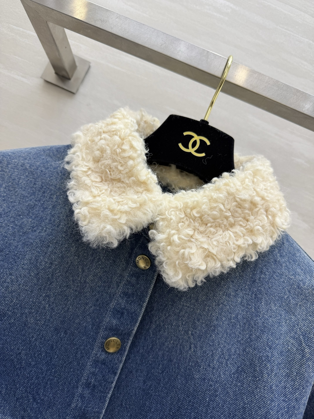 ▫️Moncl♡²⁶羔毛领短款牛仔外套✨ 复古水洗牛仔蓝 米白羔毛翻领|复古金色纽扣 胸前双贴口袋,袖臂徽章标识 高腰短 ▫️Moncl♡²⁶羔毛领短款牛仔外套✨ 复古水洗牛仔蓝 米白羔毛翻领|复古金色纽扣 胸前双贴口袋,袖臂徽章标识 高腰短