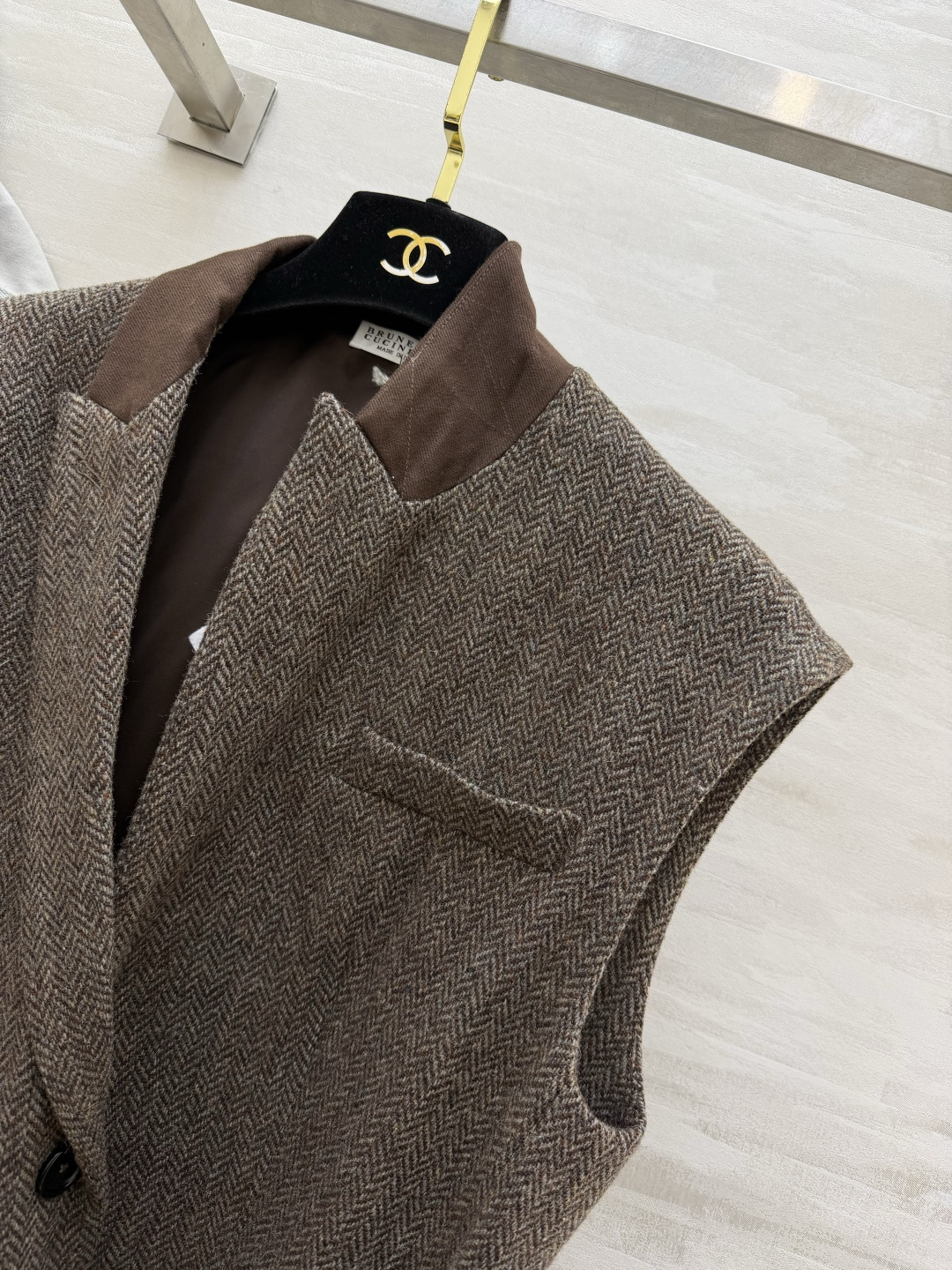 Brunello Cucin♡²⁶咖色人字纹羊毛马甲✨ 撞色驳领|人字纹羊毛面料✅ 单粒扣西装版型,两侧贴袋 附赠腰带可 Brunello Cucin♡²⁶咖色人字纹羊毛马甲✨ 撞色驳领|人字纹羊毛面料✅ 单粒扣西装版型,两侧贴袋 附赠腰带可