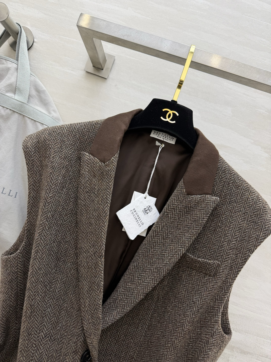 Brunello Cucin♡²⁶咖色人字纹羊毛马甲✨ 撞色驳领|人字纹羊毛面料✅ 单粒扣西装版型,两侧贴袋 附赠腰带可 Brunello Cucin♡²⁶咖色人字纹羊毛马甲✨ 撞色驳领|人字纹羊毛面料✅ 单粒扣西装版型,两侧贴袋 附赠腰带可