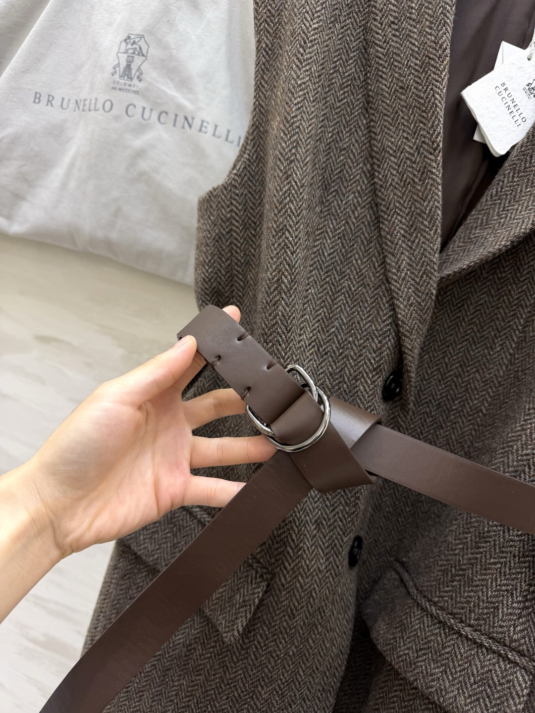 Brunello Cucin♡²⁶咖色人字纹羊毛马甲✨ 撞色驳领|人字纹羊毛面料✅ 单粒扣西装版型,两侧贴袋 附赠腰带可 Brunello Cucin♡²⁶咖色人字纹羊毛马甲✨ 撞色驳领|人字纹羊毛面料✅ 单粒扣西装版型,两侧贴袋 附赠腰带可