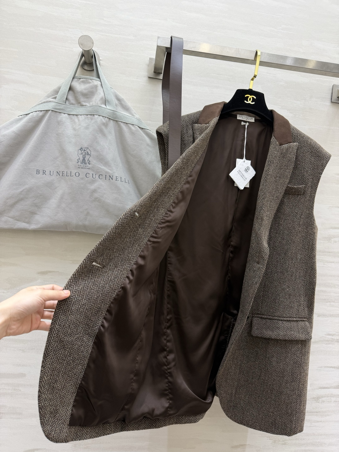Brunello Cucin♡²⁶咖色人字纹羊毛马甲✨ 撞色驳领|人字纹羊毛面料✅ 单粒扣西装版型,两侧贴袋 附赠腰带可 Brunello Cucin♡²⁶咖色人字纹羊毛马甲✨ 撞色驳领|人字纹羊毛面料✅ 单粒扣西装版型,两侧贴袋 附赠腰带可