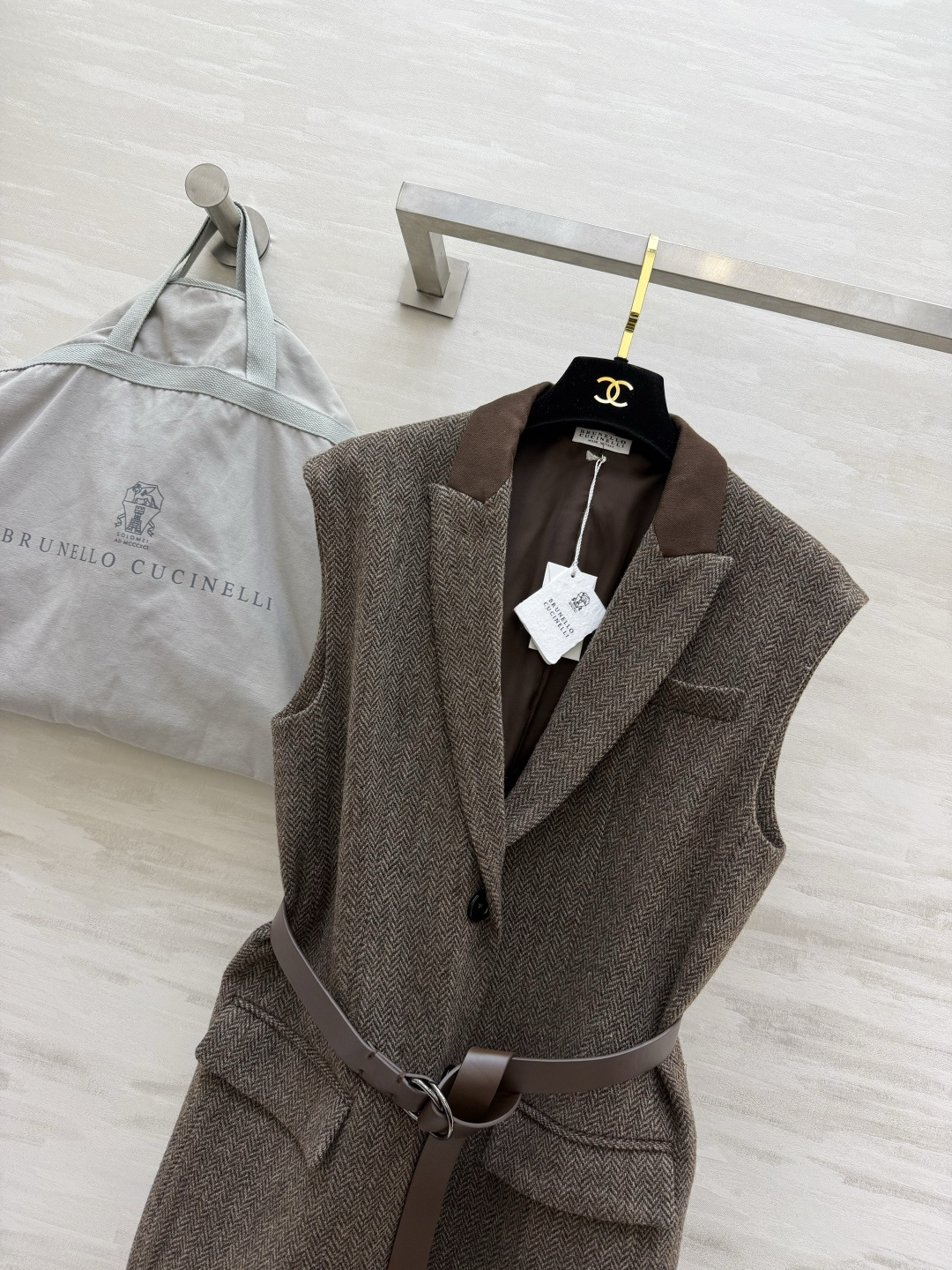 Brunello Cucin♡²⁶咖色人字纹羊毛马甲✨ 撞色驳领|人字纹羊毛面料✅ 单粒扣西装版型,两侧贴袋 附赠腰带可 Brunello Cucin♡²⁶咖色人字纹羊毛马甲✨ 撞色驳领|人字纹羊毛面料✅ 单粒扣西装版型,两侧贴袋 附赠腰带可