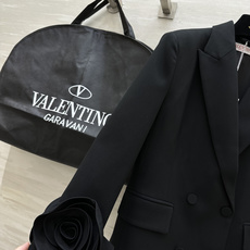#Valentin♡新款 纯手工立体花朵 羊毛西装外套 重工手工立体玫瑰花袖 设计又甜又酷 重工艺定制黑低调奢华 立体花 #Valentin♡新款 纯手工立体花朵 羊毛西装外套 重工手工立体玫瑰花袖 设计又甜又酷 重工艺定制黑低调奢华 立体花