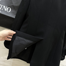 #Valentin♡新款 纯手工立体花朵 羊毛西装外套 重工手工立体玫瑰花袖 设计又甜又酷 重工艺定制黑低调奢华 立体花 #Valentin♡新款 纯手工立体花朵 羊毛西装外套 重工手工立体玫瑰花袖 设计又甜又酷 重工艺定制黑低调奢华 立体花