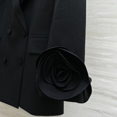 #Valentin♡新款 纯手工立体花朵 羊毛西装外套 重工手工立体玫瑰花袖 设计又甜又酷 重工艺定制黑低调奢华 立体花 #Valentin♡新款 纯手工立体花朵 羊毛西装外套 重工手工立体玫瑰花袖 设计又甜又酷 重工艺定制黑低调奢华 立体花