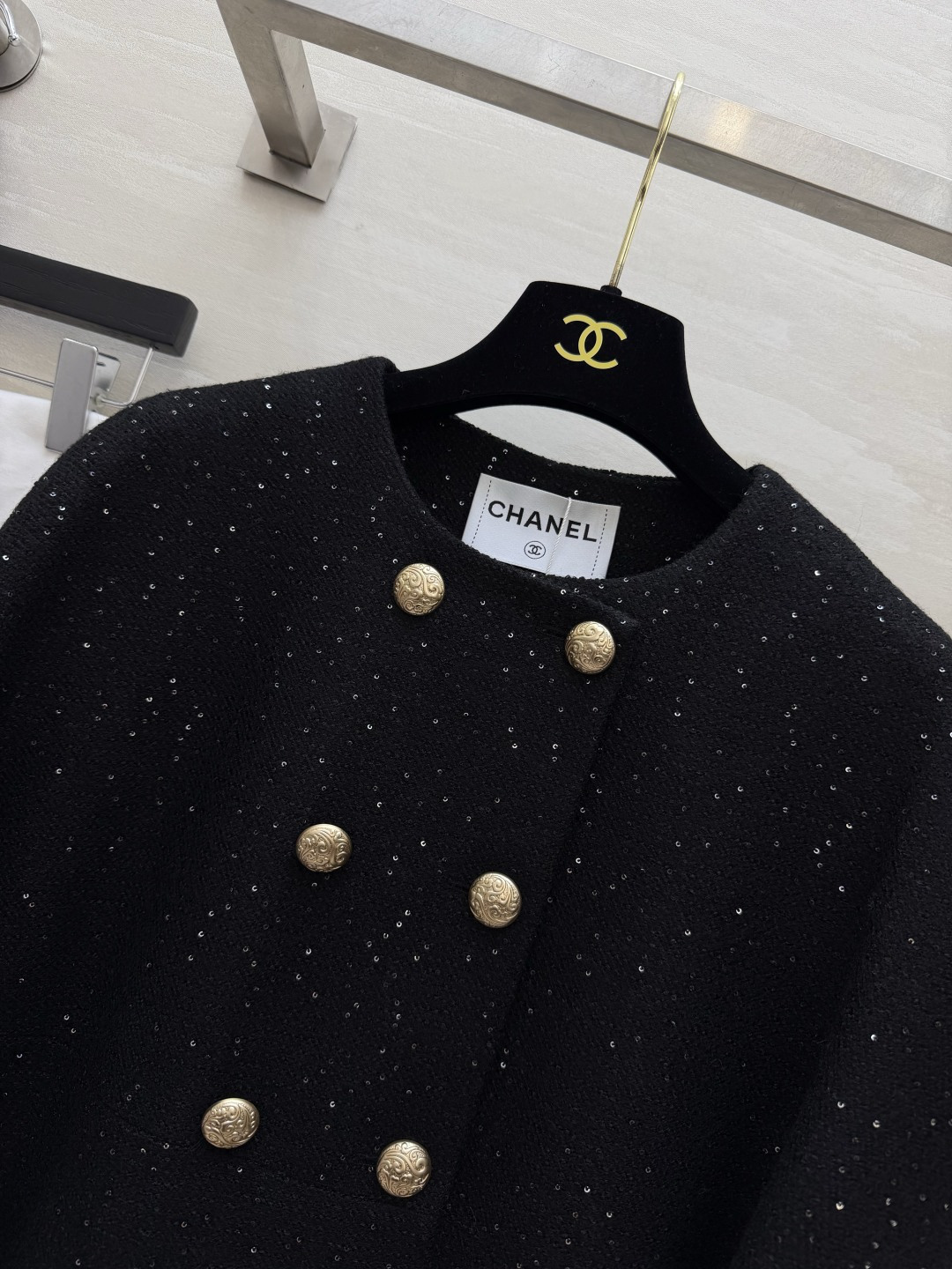 Chacha♡²⁶满天星闪丝粗花呢斗篷✨ 黑色带细闪粗花呢｜复古双排金扣 圆领斗篷版型，侧边袖洞设计 宽松A字，藏肉显瘦