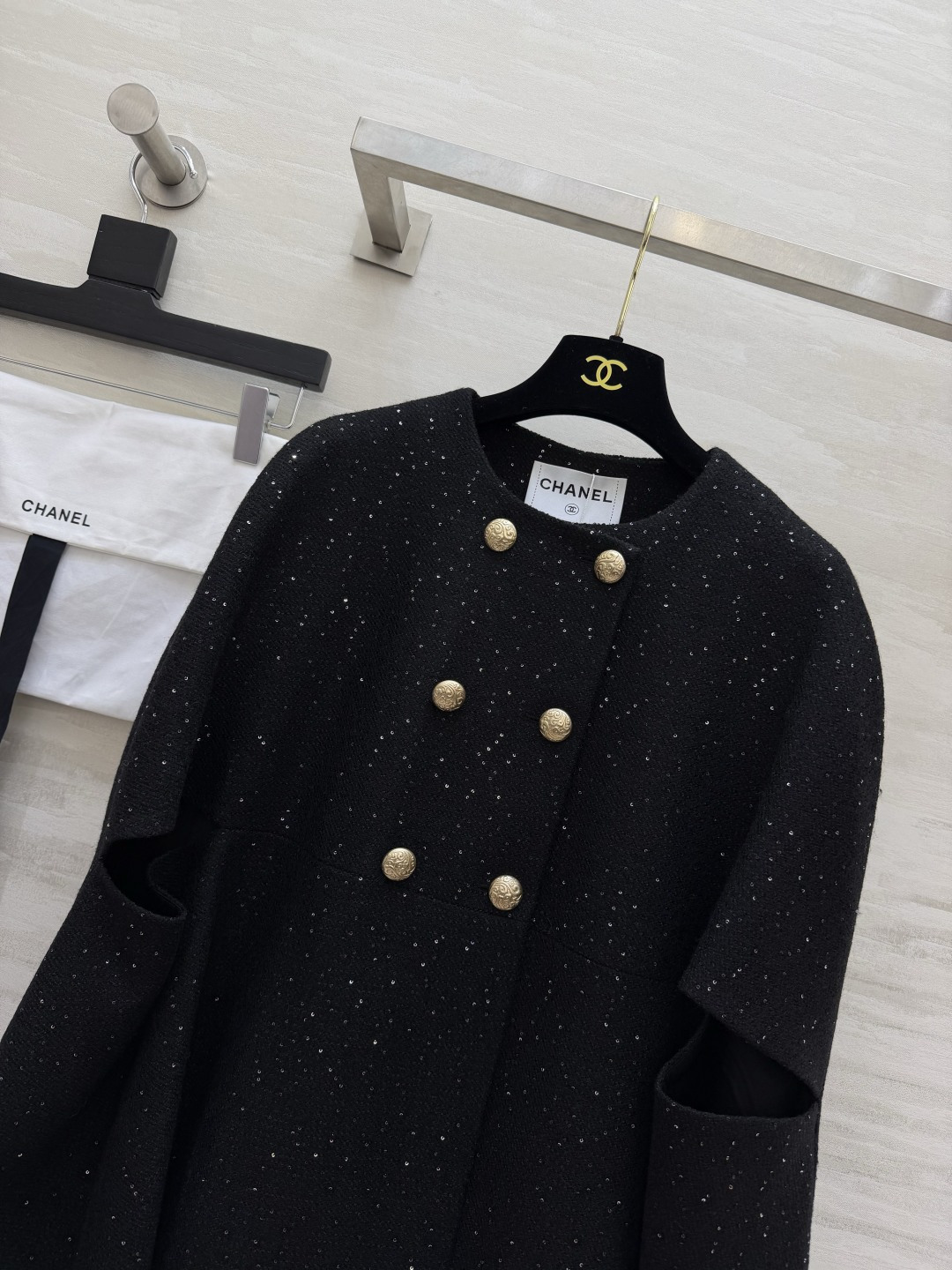 Chacha♡²⁶满天星闪丝粗花呢斗篷✨ 黑色带细闪粗花呢｜复古双排金扣 圆领斗篷版型，侧边袖洞设计 宽松A字，藏肉显瘦