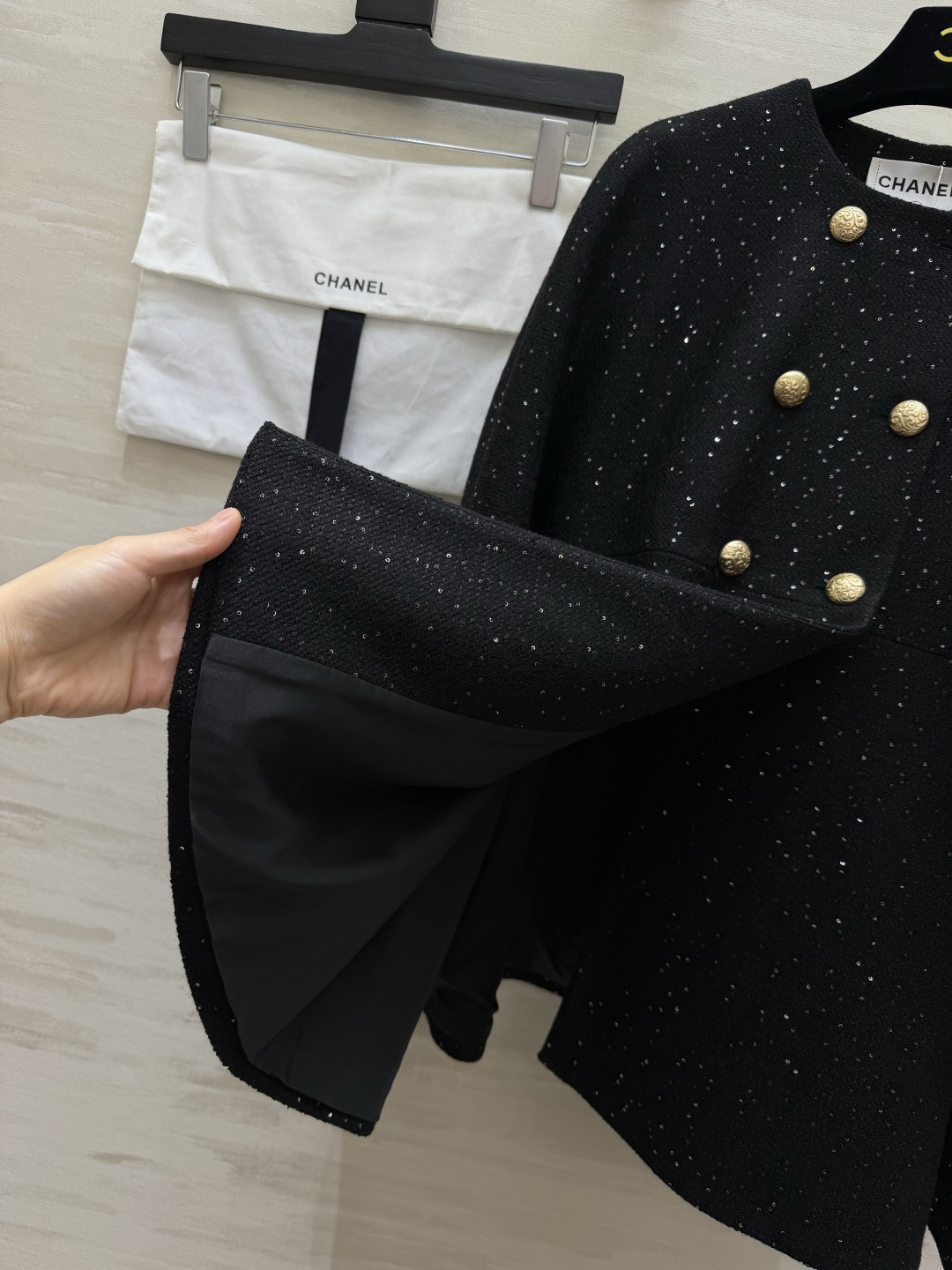 Chacha♡²⁶满天星闪丝粗花呢斗篷✨ 黑色带细闪粗花呢｜复古双排金扣 圆领斗篷版型，侧边袖洞设计 宽松A字，藏肉显瘦