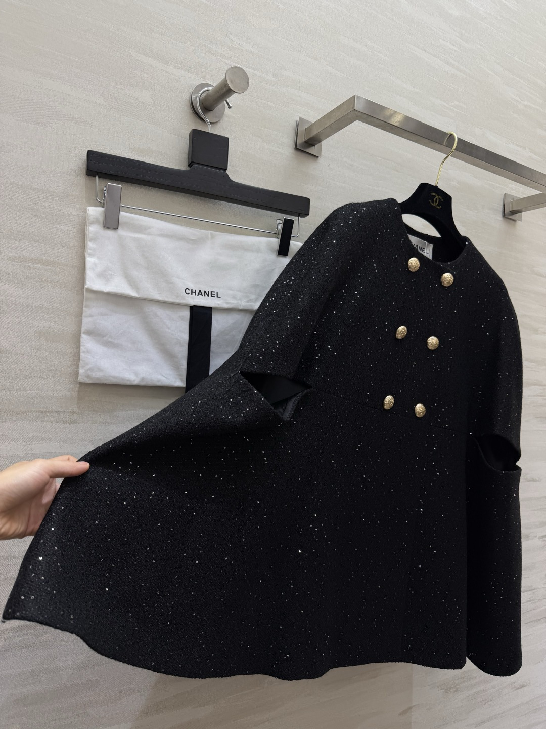 Chacha♡²⁶满天星闪丝粗花呢斗篷✨ 黑色带细闪粗花呢｜复古双排金扣 圆领斗篷版型，侧边袖洞设计 宽松A字，藏肉显瘦