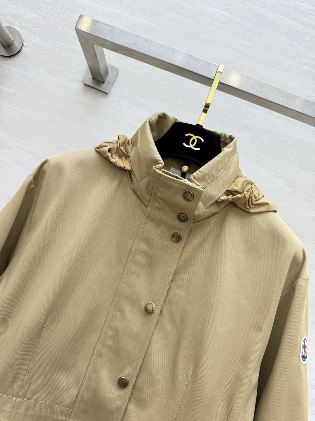 Moncl♡²⁶卡其连帽长款风衣✨ 立领+可收纳连帽｜金属按扣门襟 腰部抽绳可收腰，大贴袋工装设计 松紧袖口，袖臂徽章小