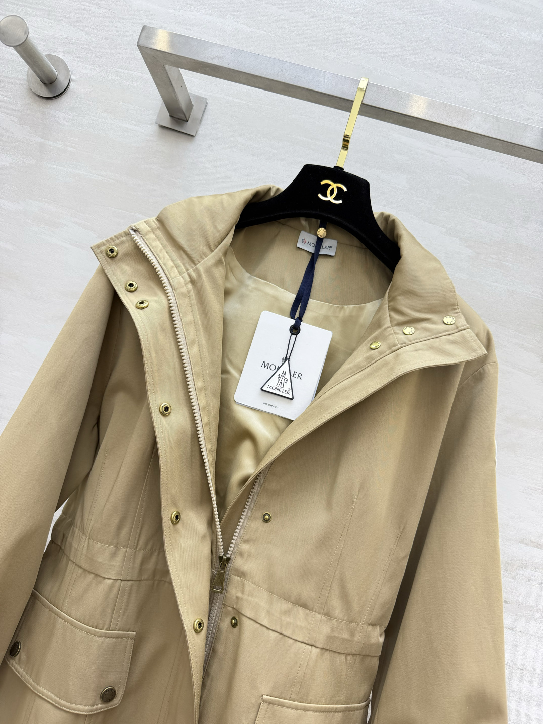 Moncl♡²⁶卡其连帽长款风衣✨ 立领+可收纳连帽｜金属按扣门襟 腰部抽绳可收腰，大贴袋工装设计 松紧袖口，袖臂徽章小