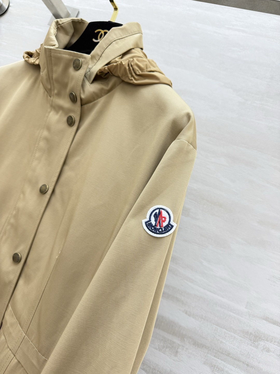 Moncl♡²⁶卡其连帽长款风衣✨ 立领+可收纳连帽｜金属按扣门襟 腰部抽绳可收腰，大贴袋工装设计 松紧袖口，袖臂徽章小