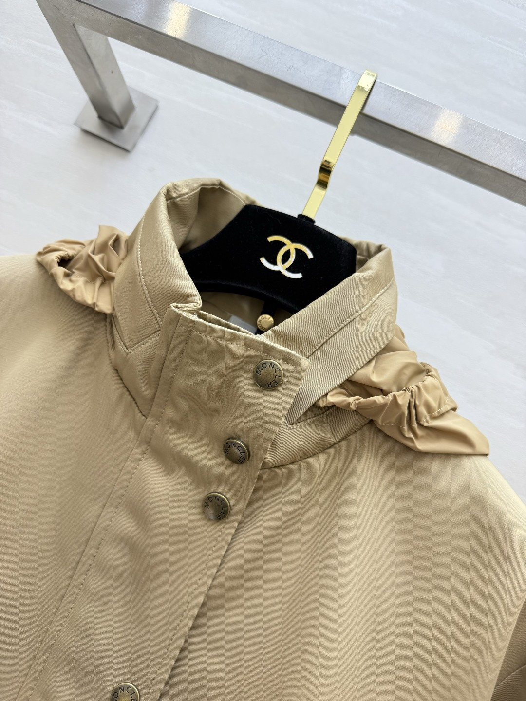 Moncl♡²⁶卡其连帽长款风衣✨ 立领+可收纳连帽｜金属按扣门襟 腰部抽绳可收腰，大贴袋工装设计 松紧袖口，袖臂徽章小