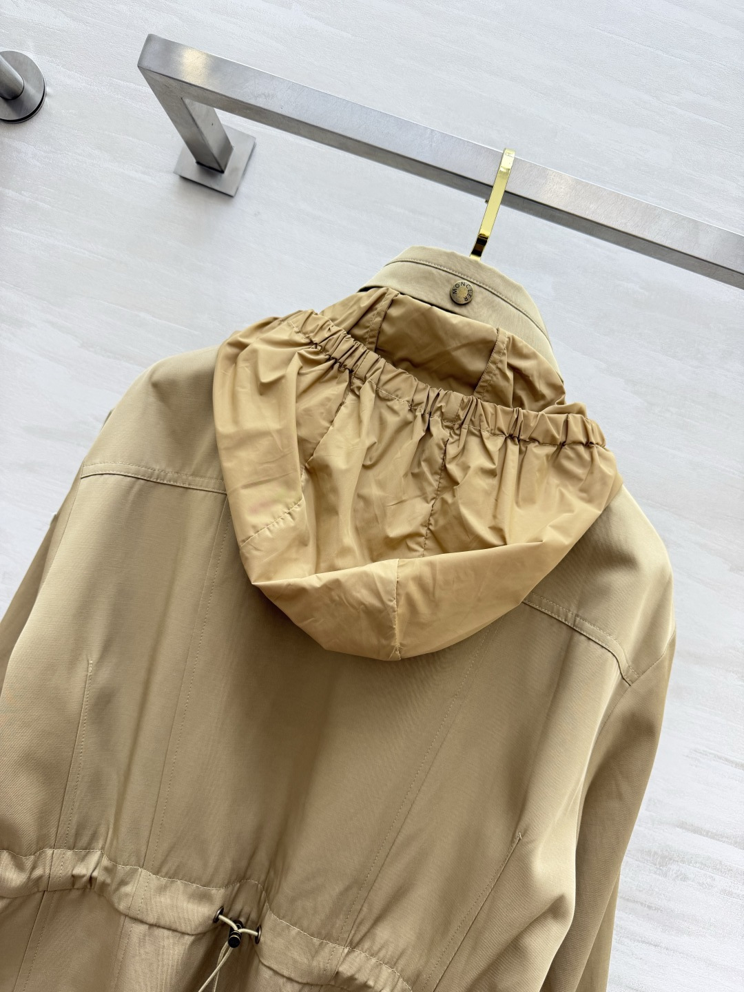 Moncl♡²⁶卡其连帽长款风衣✨ 立领+可收纳连帽｜金属按扣门襟 腰部抽绳可收腰，大贴袋工装设计 松紧袖口，袖臂徽章小