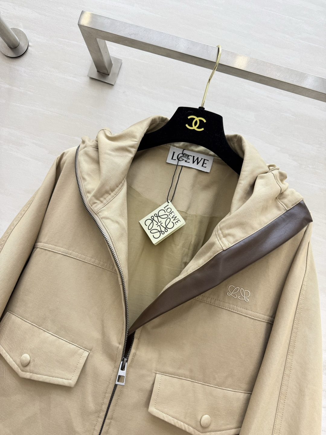 Loewww♡²⁶卡其工装夹克✨ 抽绳立领|皮质肩片点缀 刺绣小标+工装贴袋 假两件分层下摆,短款显高 落肩宽松版型,挺 Loewww♡²⁶卡其工装夹克✨ 抽绳立领|皮质肩片点缀 刺绣小标+工装贴袋 假两件分层下摆,短款显高 落肩宽松版型,挺