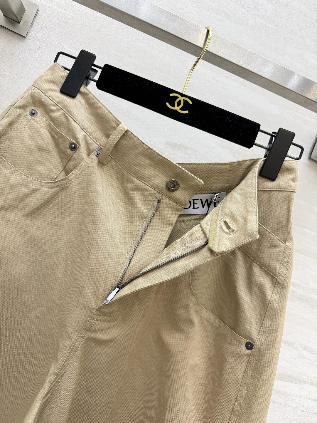 Loewww♡²⁶卡其不规则工装半裙✨ 斜纹挺括面料|高腰牛仔口袋设计 后腰皮质铭牌,不对称拼接大摆 不规则裙摆,走动自 Loewww♡²⁶卡其不规则工装半裙✨ 斜纹挺括面料|高腰牛仔口袋设计 后腰皮质铭牌,不对称拼接大摆 不规则裙摆,走动自