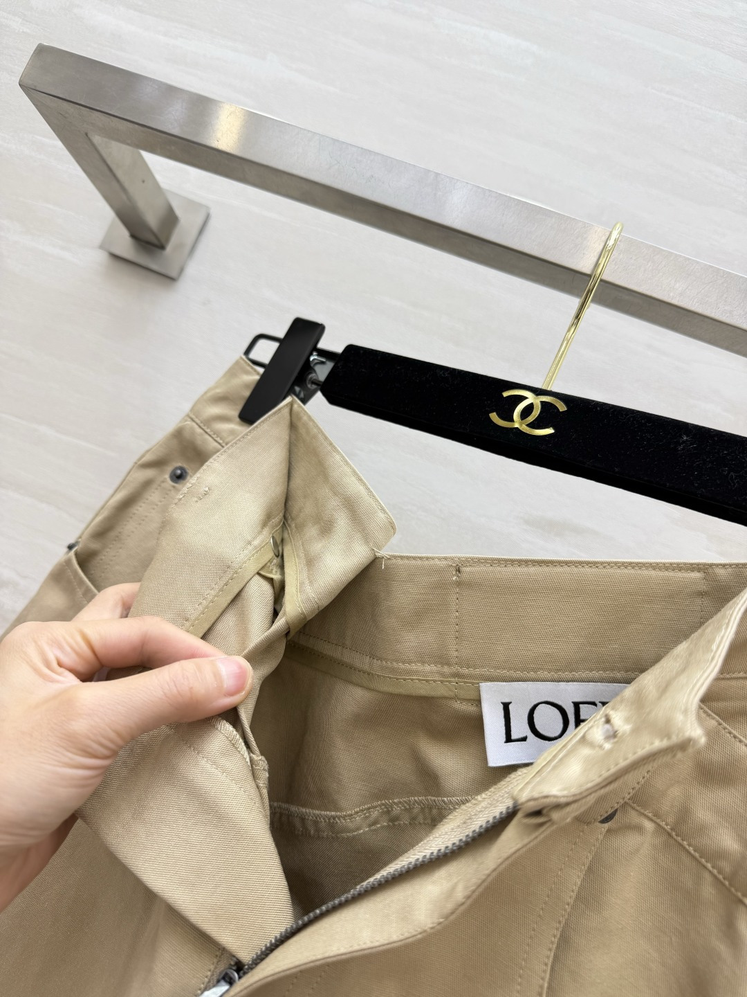 Loewww♡²⁶卡其不规则工装半裙✨ 斜纹挺括面料|高腰牛仔口袋设计 后腰皮质铭牌,不对称拼接大摆 不规则裙摆,走动自 Loewww♡²⁶卡其不规则工装半裙✨ 斜纹挺括面料|高腰牛仔口袋设计 后腰皮质铭牌,不对称拼接大摆 不规则裙摆,走动自