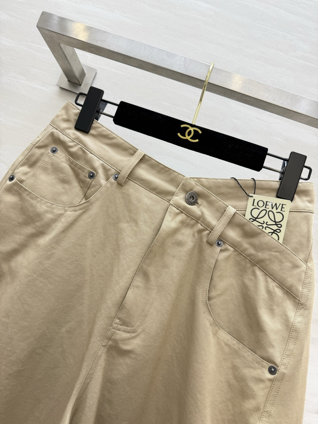 Loewww♡²⁶卡其不规则工装半裙✨ 斜纹挺括面料|高腰牛仔口袋设计 后腰皮质铭牌,不对称拼接大摆 不规则裙摆,走动自 Loewww♡²⁶卡其不规则工装半裙✨ 斜纹挺括面料|高腰牛仔口袋设计 后腰皮质铭牌,不对称拼接大摆 不规则裙摆,走动自