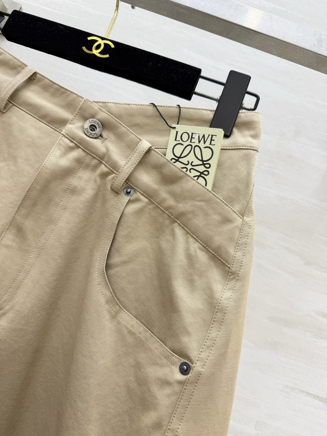 Loewww♡²⁶卡其不规则工装半裙✨ 斜纹挺括面料|高腰牛仔口袋设计 后腰皮质铭牌,不对称拼接大摆 不规则裙摆,走动自 Loewww♡²⁶卡其不规则工装半裙✨ 斜纹挺括面料|高腰牛仔口袋设计 后腰皮质铭牌,不对称拼接大摆 不规则裙摆,走动自