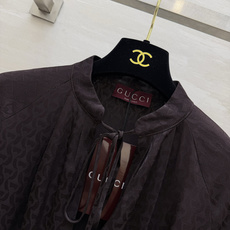 Guc♡²⁶深棕暗纹提花衬衫✨ 暗纹提花肌理,自带柔光质感 小立领系带 金属吊坠细节 垂感缎面,宽松插肩长袖 高级复古, Guc♡²⁶深棕暗纹提花衬衫✨ 暗纹提花肌理,自带柔光质感 小立领系带 金属吊坠细节 垂感缎面,宽松插肩长袖 高级复古,