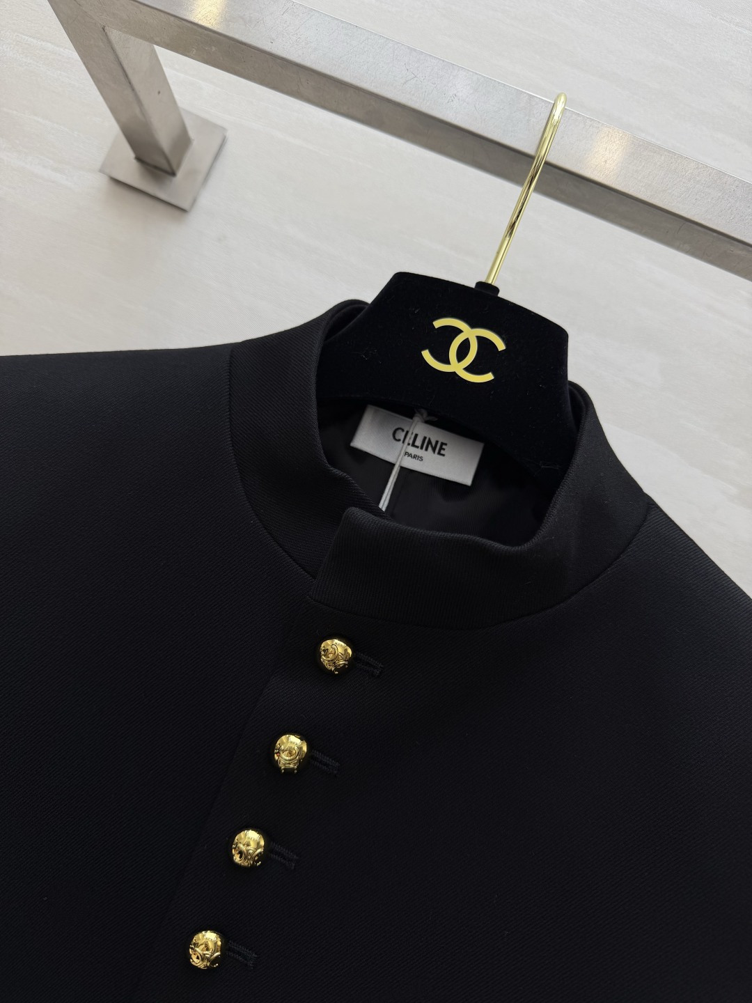 Celi♡²⁶黑色立领金扣短外套✨ 立领设计|门襟一排立体金扣 挺括羊毛面料,利落短款版型 修饰肩颈,显高显瘦,复古高级 Celi♡²⁶黑色立领金扣短外套✨ 立领设计|门襟一排立体金扣 挺括羊毛面料,利落短款版型 修饰肩颈,显高显瘦,复古高级