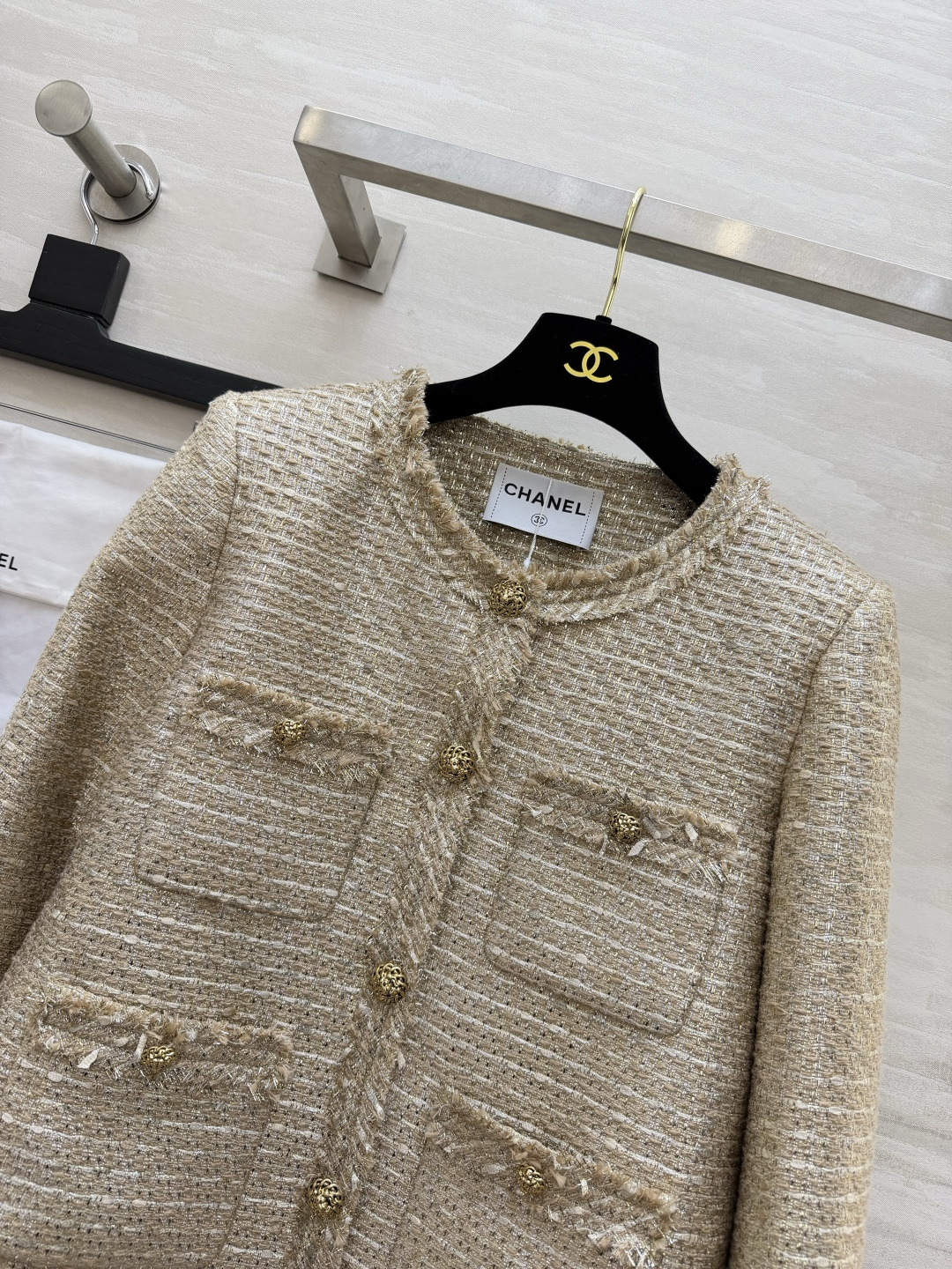Chacha♡²⁶浅金粗花呢外套✨ 闪丝杂色粗花呢|毛须流苏圆领 复古雕花金扣,四口袋经典版型 短款剪裁,温柔显贵,早秋 Chacha♡²⁶浅金粗花呢外套✨ 闪丝杂色粗花呢|毛须流苏圆领 复古雕花金扣,四口袋经典版型 短款剪裁,温柔显贵,早秋