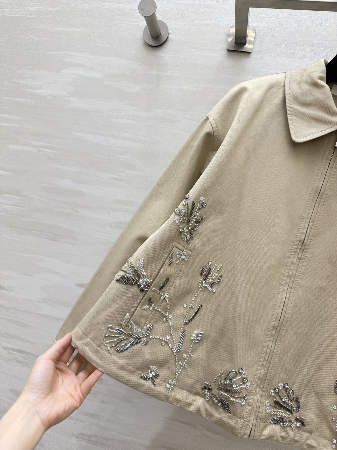 Miuuu♡²⁶重工钉珠刺绣卡其夹克✨ 翻领拉链款|手工亮片珠绣花草 下摆抽绳可收放,两种穿法 挺括卡其面料,甜酷兼具🍂 Miuuu♡²⁶重工钉珠刺绣卡其夹克✨ 翻领拉链款|手工亮片珠绣花草 下摆抽绳可收放,两种穿法 挺括卡其面料,甜酷兼具🍂
