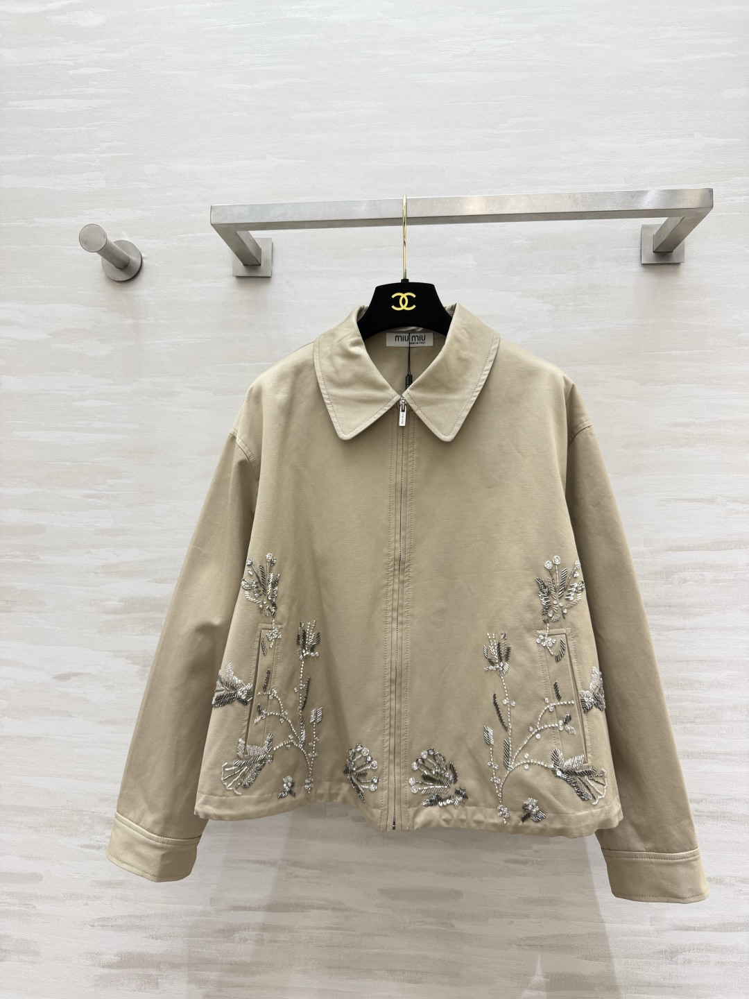 Miuuu♡²⁶重工钉珠刺绣卡其夹克✨ 翻领拉链款|手工亮片珠绣花草 下摆抽绳可收放,两种穿法 挺括卡其面料,甜酷兼具🍂 Miuuu♡²⁶重工钉珠刺绣卡其夹克✨ 翻领拉链款|手工亮片珠绣花草 下摆抽绳可收放,两种穿法 挺括卡其面料,甜酷兼具🍂
