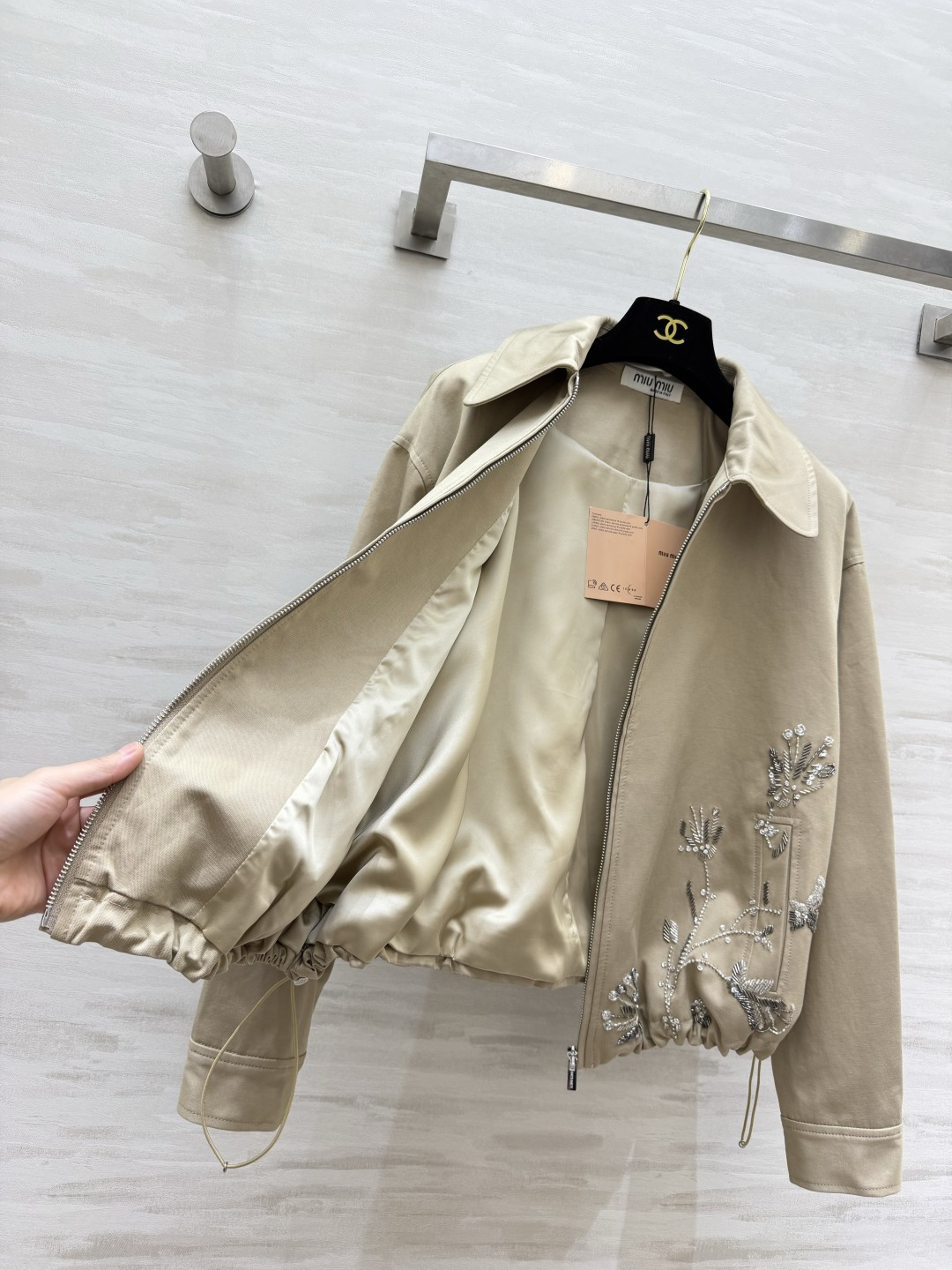 Miuuu♡²⁶重工钉珠刺绣卡其夹克✨ 翻领拉链款|手工亮片珠绣花草 下摆抽绳可收放,两种穿法 挺括卡其面料,甜酷兼具🍂 Miuuu♡²⁶重工钉珠刺绣卡其夹克✨ 翻领拉链款|手工亮片珠绣花草 下摆抽绳可收放,两种穿法 挺括卡其面料,甜酷兼具🍂