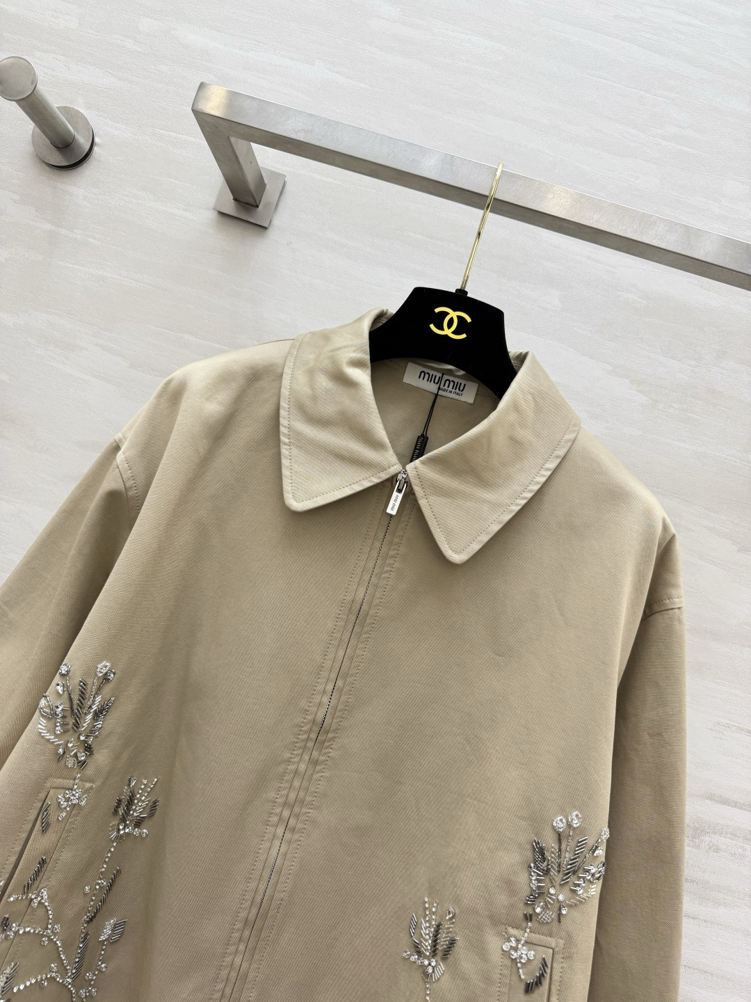 Miuuu♡²⁶重工钉珠刺绣卡其夹克✨ 翻领拉链款|手工亮片珠绣花草 下摆抽绳可收放,两种穿法 挺括卡其面料,甜酷兼具🍂 Miuuu♡²⁶重工钉珠刺绣卡其夹克✨ 翻领拉链款|手工亮片珠绣花草 下摆抽绳可收放,两种穿法 挺括卡其面料,甜酷兼具🍂