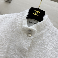 Chacha♡²⁶立领白香香外套✨ 米白粗花呢|毛边肌理 雕花金属扣+双口袋设计 A字宽松短款,清爽显气质🍂 高品质si Chacha♡²⁶立领白香香外套✨ 米白粗花呢|毛边肌理 雕花金属扣+双口袋设计 A字宽松短款,清爽显气质🍂 高品质si