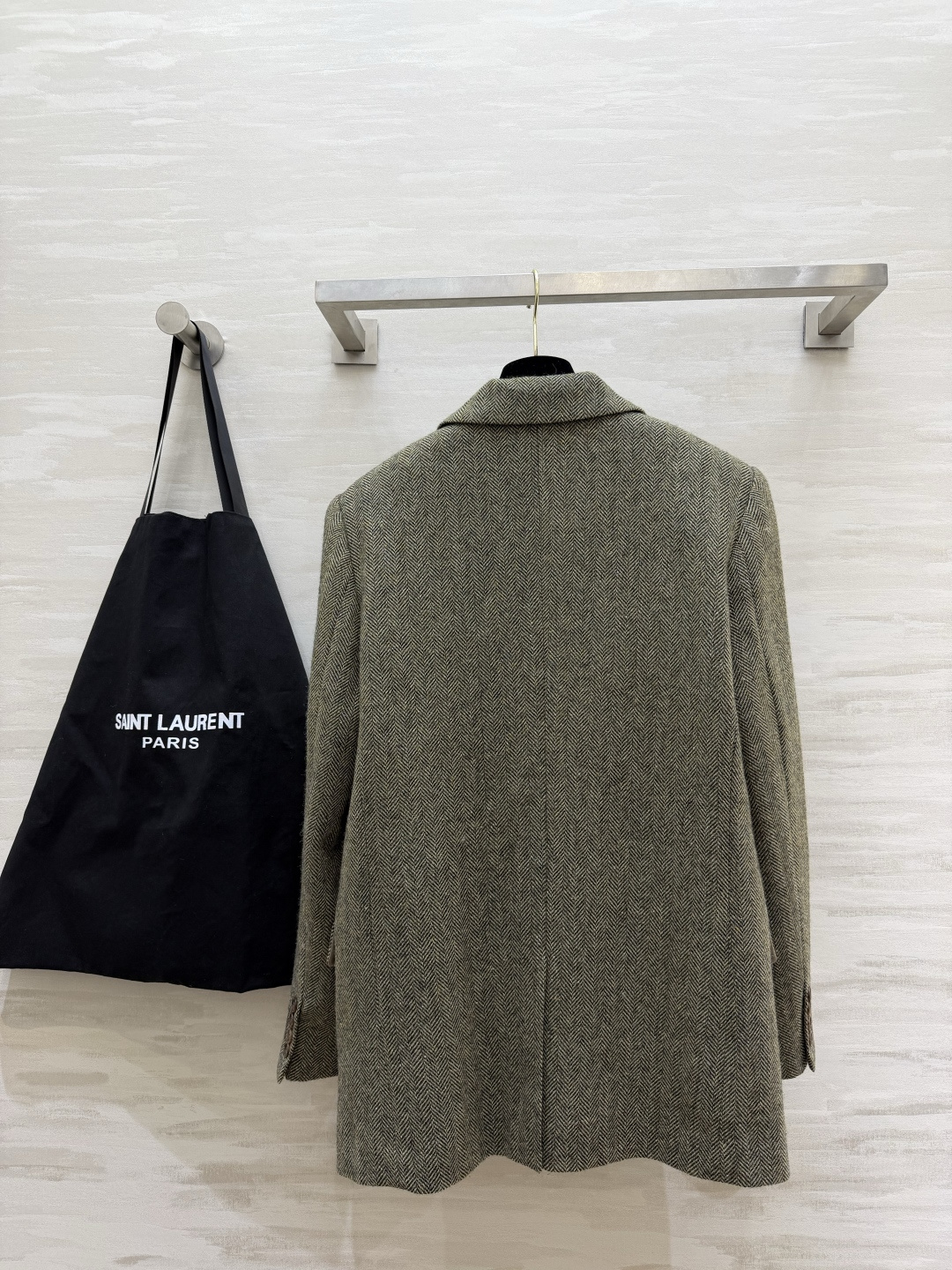 ysl²⁶复古人字纹羊毛西装✨ 混色绿人字纹|羊毛面料 平驳领+单粒扣,双嵌线口袋 松弛直筒版型,复古显贵🍂 高品质si ysl²⁶复古人字纹羊毛西装✨ 混色绿人字纹|羊毛面料 平驳领+单粒扣,双嵌线口袋 松弛直筒版型,复古显贵🍂 高品质si