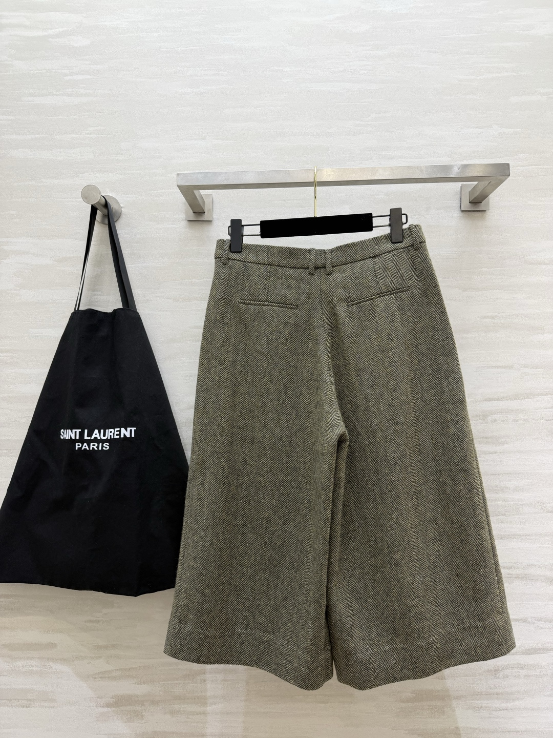 ysl²⁶人字纹羊毛七分阔腿裤✨ 混绿人字纹|羊毛面料 高腰打褶,阔腿七分版型 可搭配同系列西装,成套更出彩🍂 高品质s ysl²⁶人字纹羊毛七分阔腿裤✨ 混绿人字纹|羊毛面料 高腰打褶,阔腿七分版型 可搭配同系列西装,成套更出彩🍂 高品质s