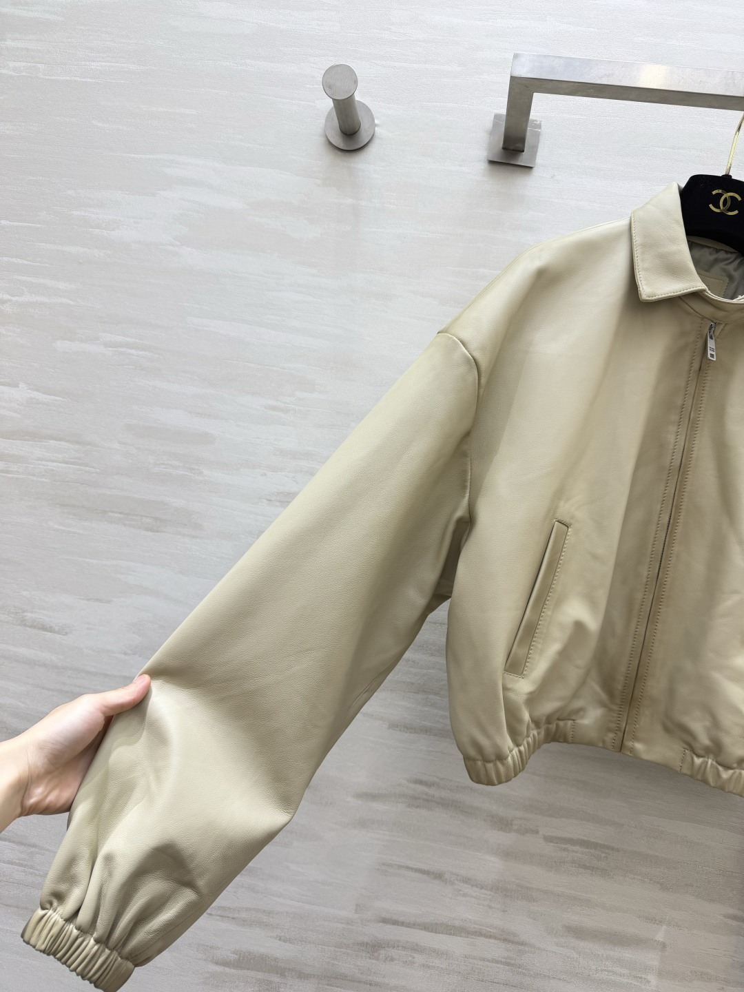 PraDDD²⁶羊皮革短款皮衣✨ 细腻羊皮革｜翻领拉链款 松紧下摆袖口，短款显比例 米杏/黑色双色，休闲酷感🍂 高品质s