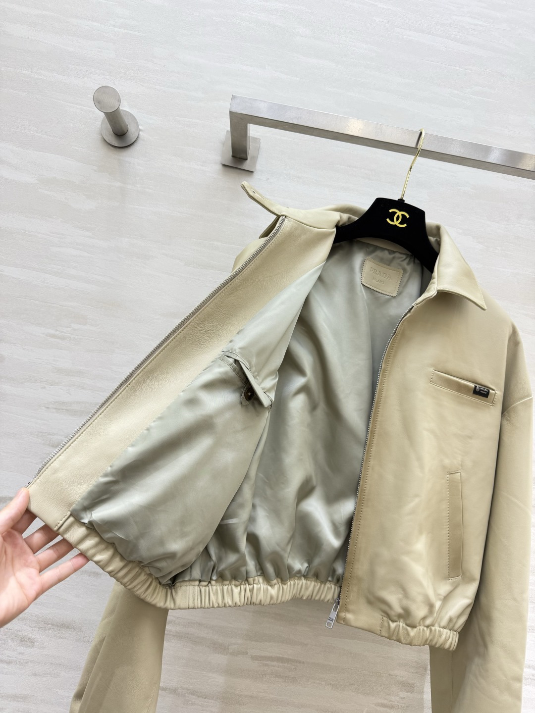 PraDDD²⁶羊皮革短款皮衣✨ 细腻羊皮革｜翻领拉链款 松紧下摆袖口，短款显比例 米杏/黑色双色，休闲酷感🍂 高品质s