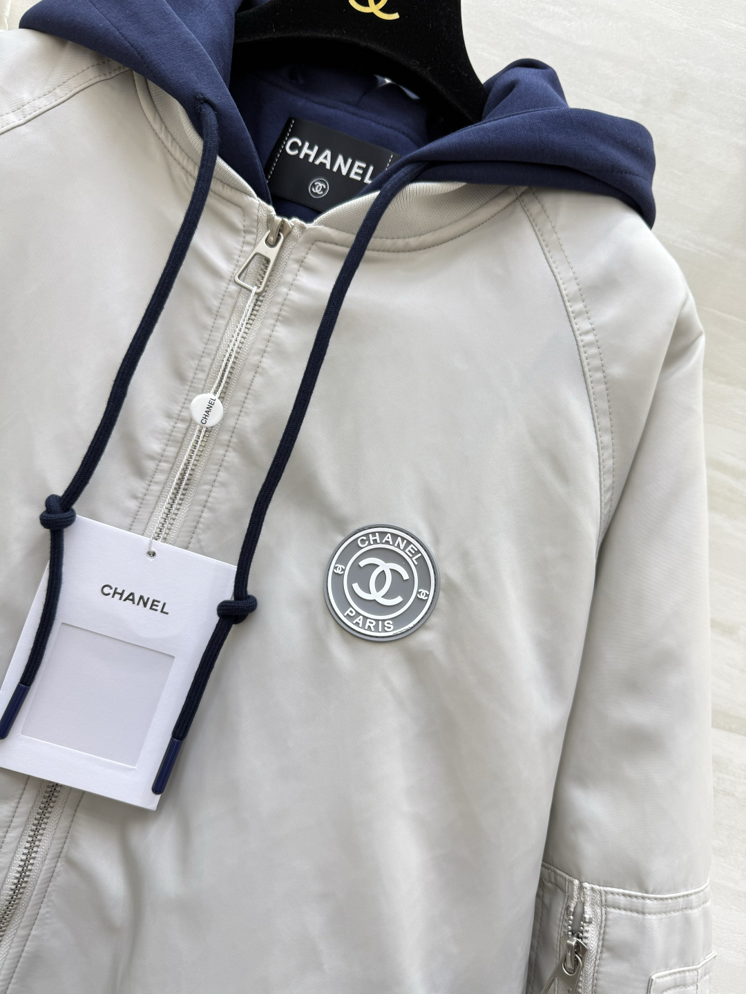 #Chacha秋冬新款 中古系列羽绒棉服 假两件拼接棒球服v强烈推荐 秋冬新款 羽绒棉填充塑造出随性不臃肿的廓形 适配多