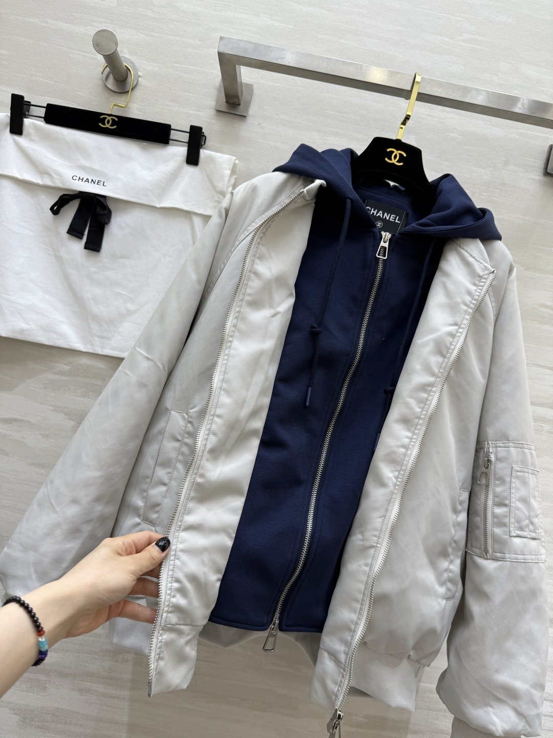 #Chacha秋冬新款 中古系列羽绒棉服 假两件拼接棒球服v强烈推荐 秋冬新款 羽绒棉填充塑造出随性不臃肿的廓形 适配多