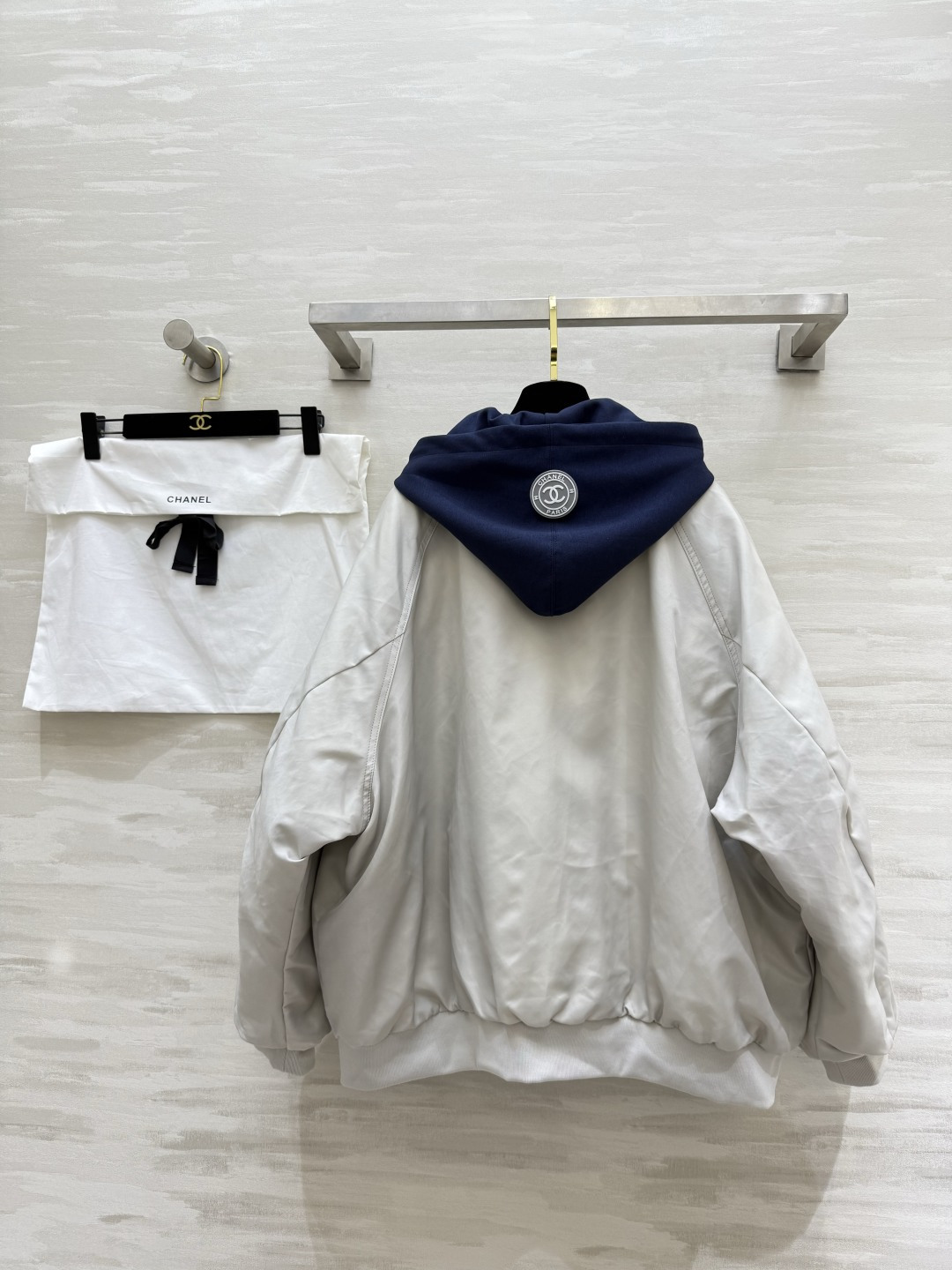 #Chacha秋冬新款 中古系列羽绒棉服 假两件拼接棒球服v强烈推荐 秋冬新款 羽绒棉填充塑造出随性不臃肿的廓形 适配多