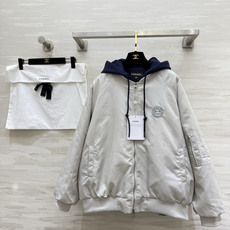 #Chacha秋冬新款 中古系列羽绒棉服 假两件拼接棒球服v强烈推荐 秋冬新款 羽绒棉填充塑造出随性不臃肿的廓形 适配多 #Chacha秋冬新款 中古系列羽绒棉服 假两件拼接棒球服v强烈推荐 秋冬新款 羽绒棉填充塑造出随性不臃肿的廓形 适配多