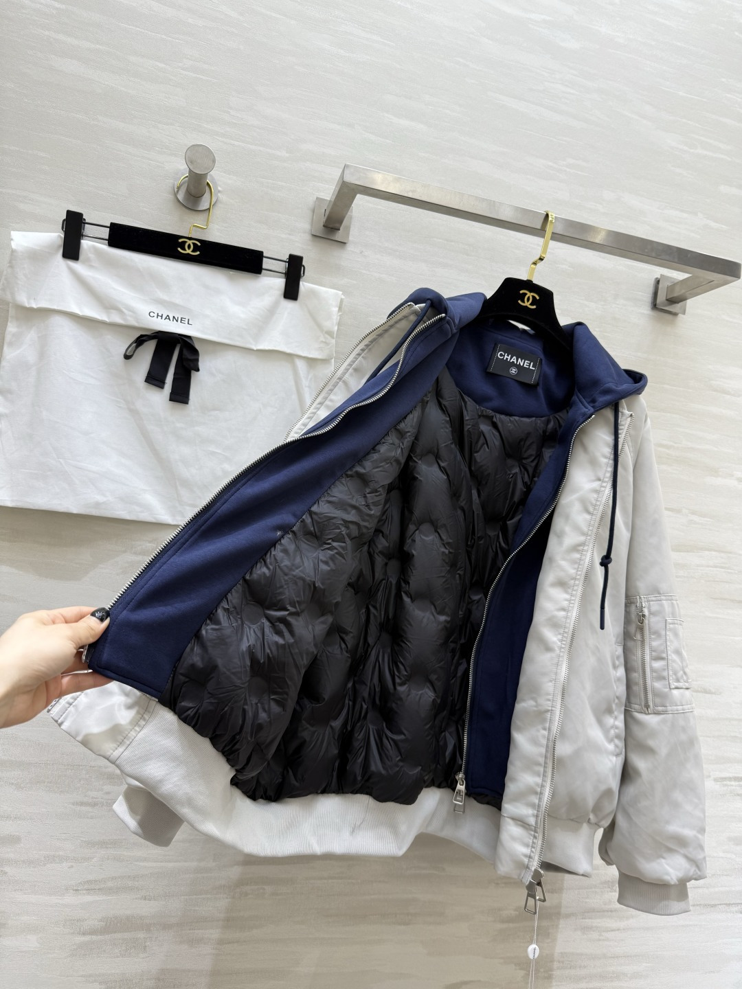 #Chacha秋冬新款 中古系列羽绒棉服 假两件拼接棒球服v强烈推荐 秋冬新款 羽绒棉填充塑造出随性不臃肿的廓形 适配多