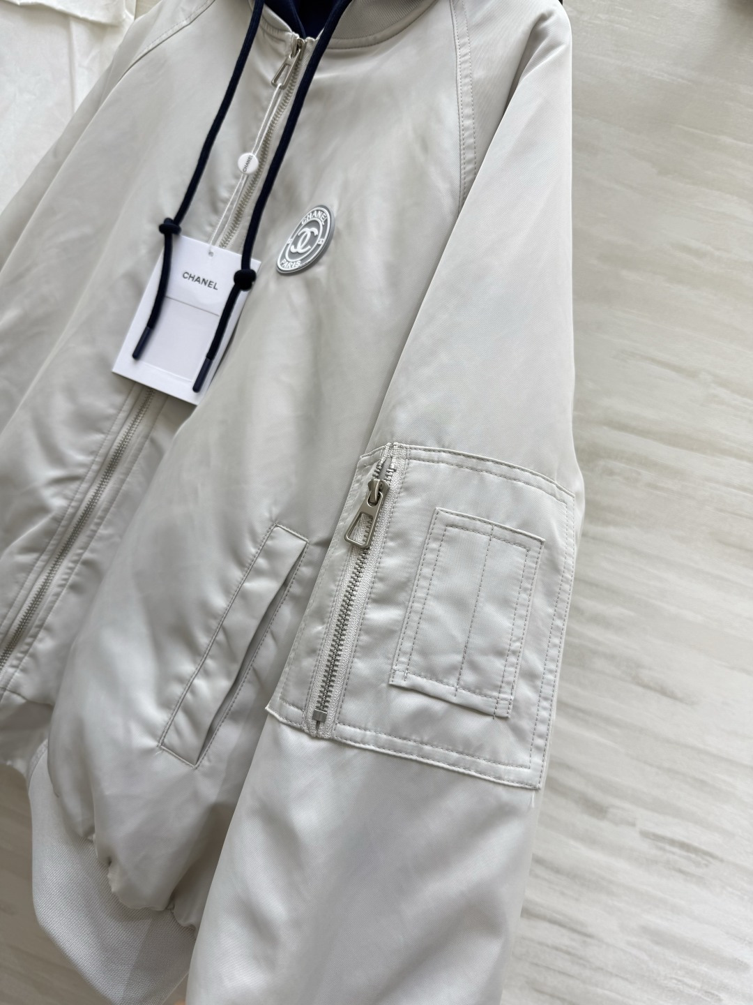 #Chacha秋冬新款 中古系列羽绒棉服 假两件拼接棒球服v强烈推荐 秋冬新款 羽绒棉填充塑造出随性不臃肿的廓形 适配多