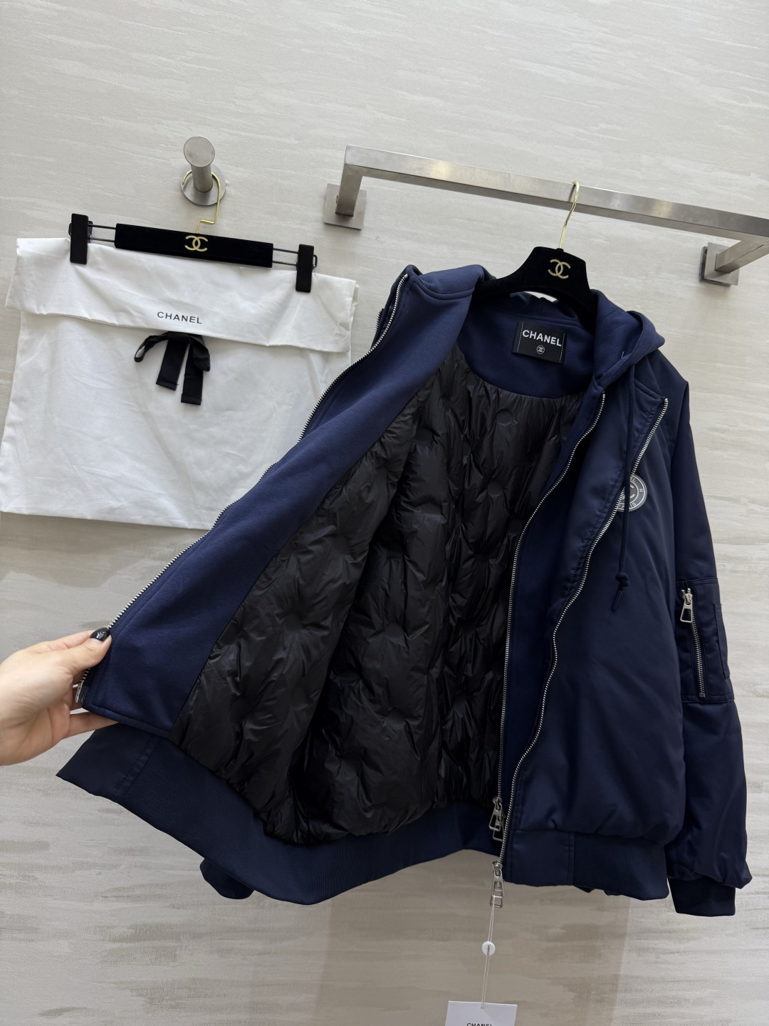 #Chacha新款 中古系列羽绒棉服 假两件拼接棒球服v强烈推荐 秋冬新款 羽绒棉填充塑造出随性不臃肿的廓形 适配多元风