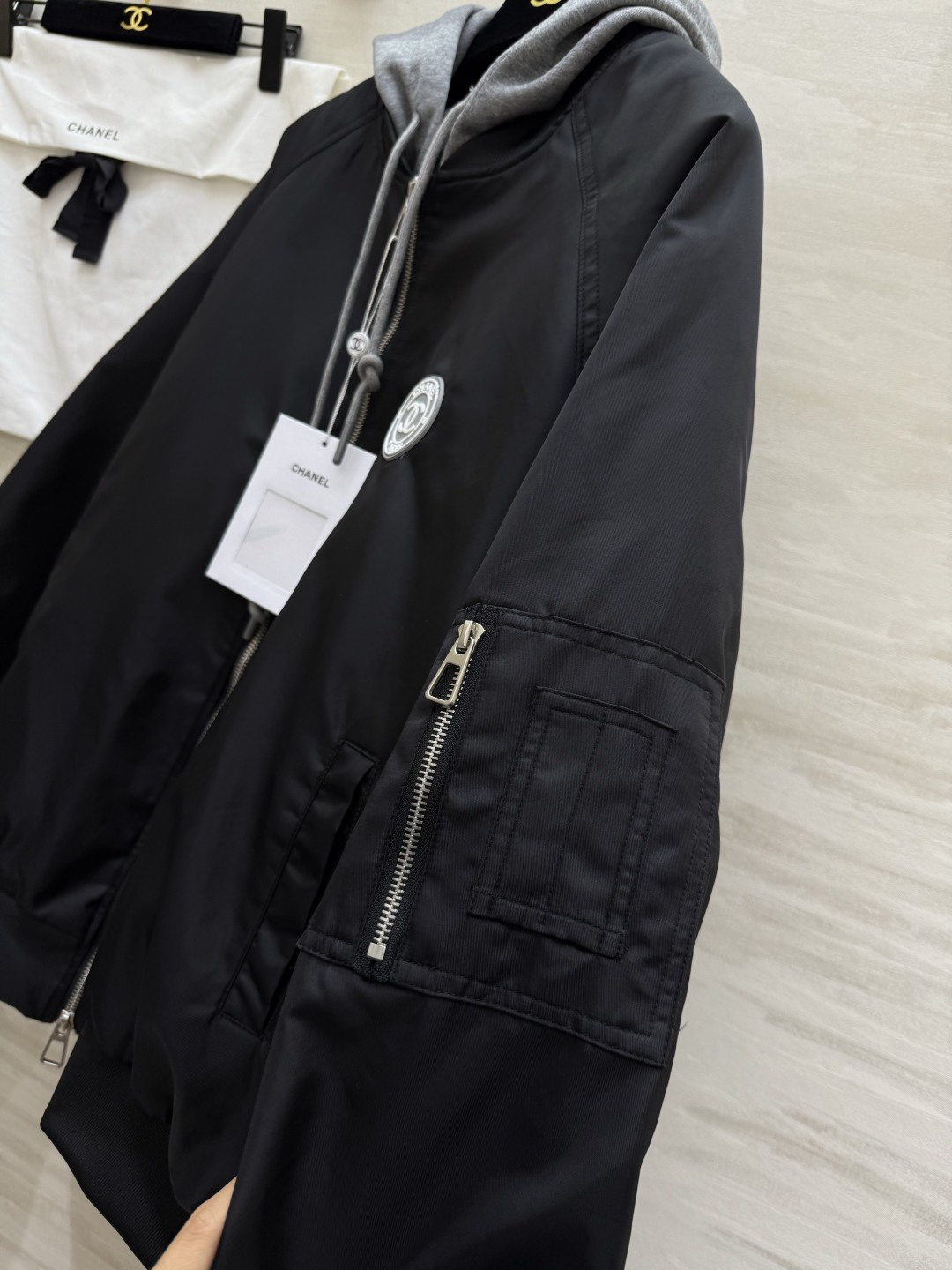 #Chacha秋冬新款 中古系列羽绒棉服 假两件拼接棒球服v强烈推荐 秋冬新款 羽绒棉填充塑造出随性不臃肿的廓形 适配多