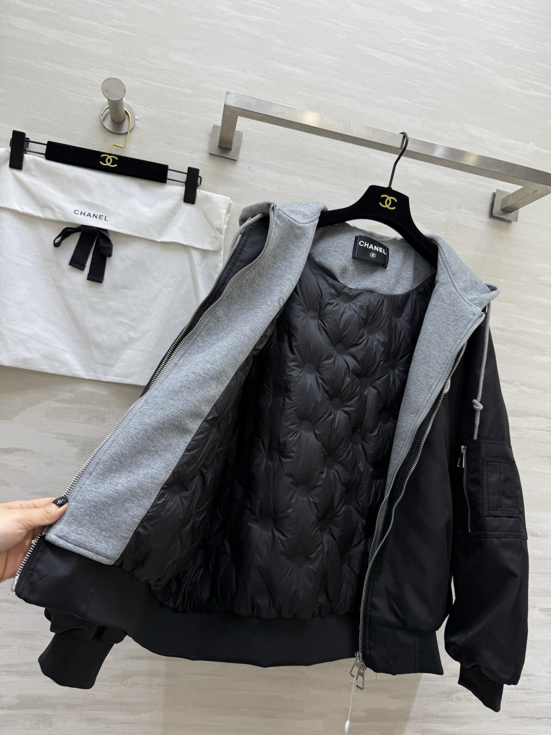 #Chacha秋冬新款 中古系列羽绒棉服 假两件拼接棒球服v强烈推荐 秋冬新款 羽绒棉填充塑造出随性不臃肿的廓形 适配多