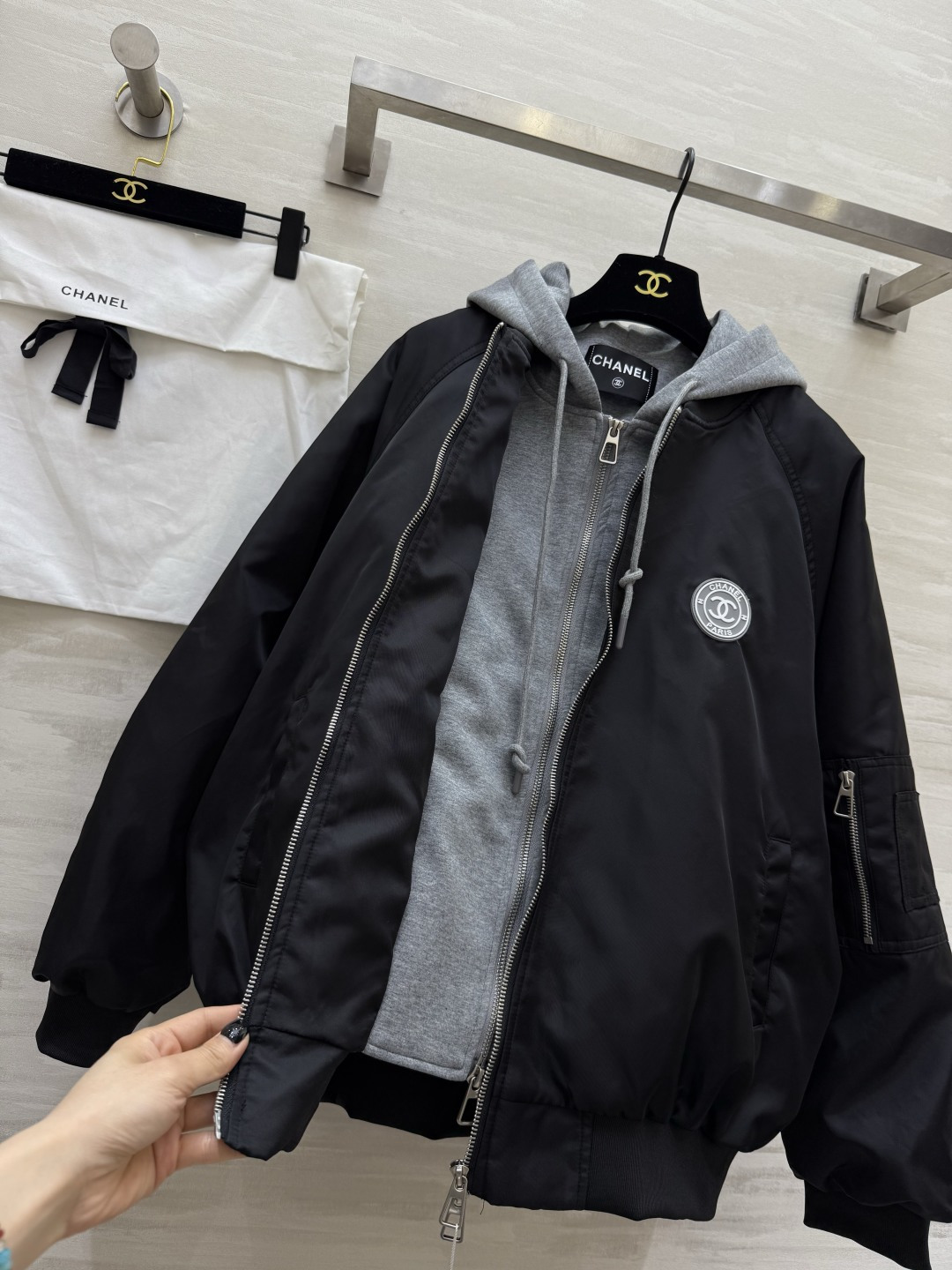 #Chacha秋冬新款 中古系列羽绒棉服 假两件拼接棒球服v强烈推荐 秋冬新款 羽绒棉填充塑造出随性不臃肿的廓形 适配多