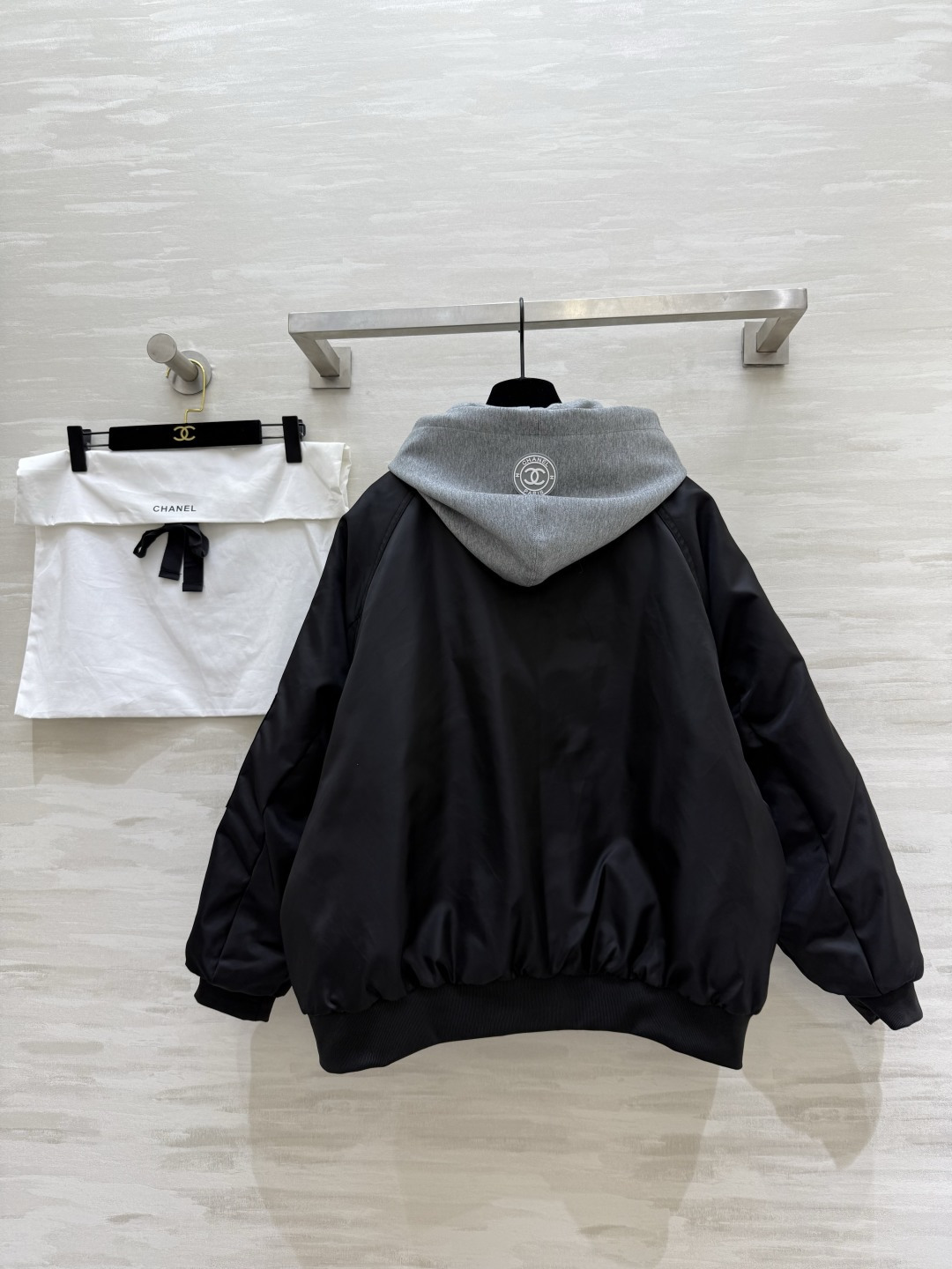 #Chacha秋冬新款 中古系列羽绒棉服 假两件拼接棒球服v强烈推荐 秋冬新款 羽绒棉填充塑造出随性不臃肿的廓形 适配多